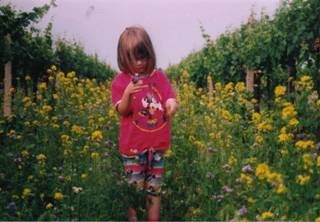 Vegan Bild mit Kind im Blumen-Weingarten